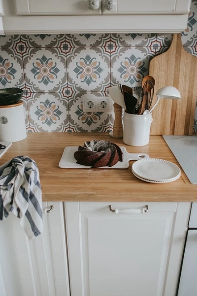 Розкішна темна стільниця Темна дерев'яна стільниця для ванної кімнати: розкіш та елегантність в деталях.