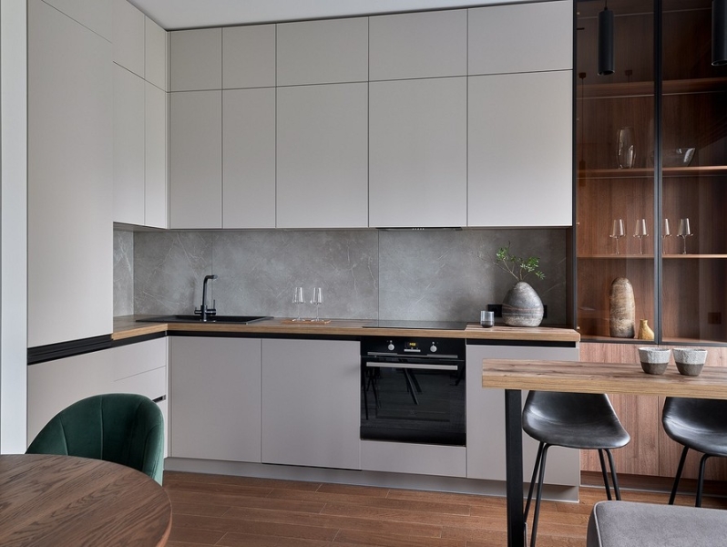 Дві раковини, дерев'яна стільниця Дерев'яна стільниця у ванній кімнаті з двома раковинами та дзеркалом.