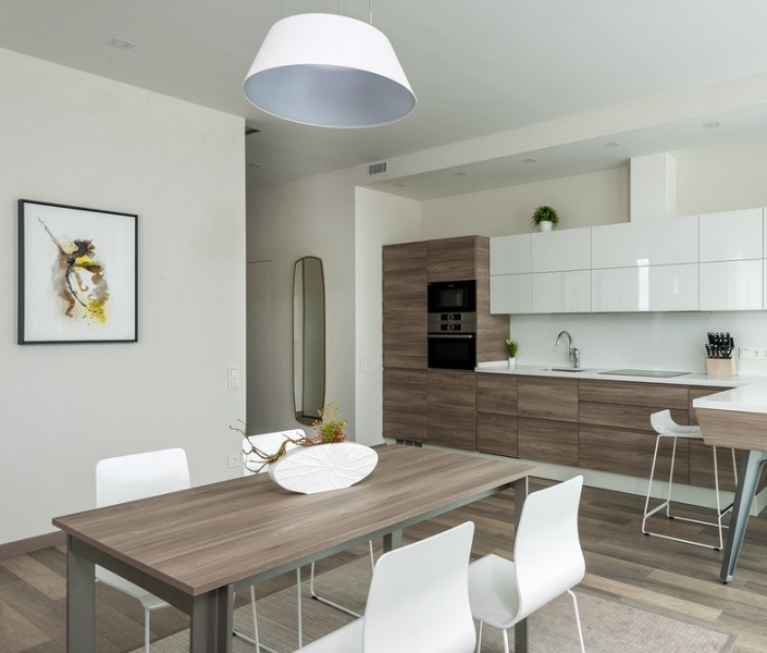 Кругла раковина, дерев'яна стільниця Дерев'яна стільниця в ванній кімнаті з круглою раковиною з кераміки.