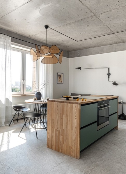 Велика стільниця для кухні Велика дерев'яна стільниця для кухні: просторе місце для готування та сімейних обідів.