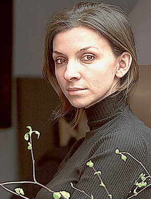 Ротангове крісло на терасі Стильне плетене крісло з ротангу на терасі заміського будинку для відпочинку.