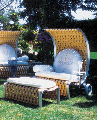 Плетені меблі в інтер'єрі Сучасна вітальня з плетеними меблями з ротангу: крісла та журнальний столик для затишку.