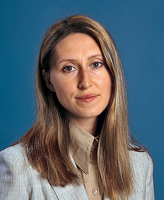 Шафа-купе: простір та стиль Сучасна спальня 2026: вбудована шафа-купе з дзеркальними дверцятами, що візуально збільшує простір.