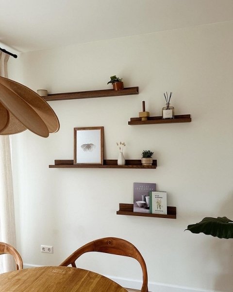 Полиці: простір та креатив Ідея дизайну 2026: відкриті полиці для візуального розширення простору кімнати.