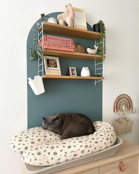 Місце для улюблених речей Мінімалістичні відкриті полиці для візуального збільшення простору у стилі 2026.