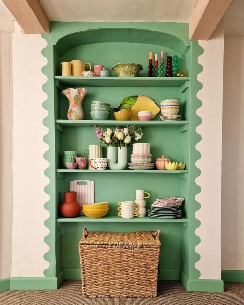 Полиці: простір та стиль Відкриті полиці в мінімалістичному інтер'єрі 2026, візуально розширюють простір кімнати.