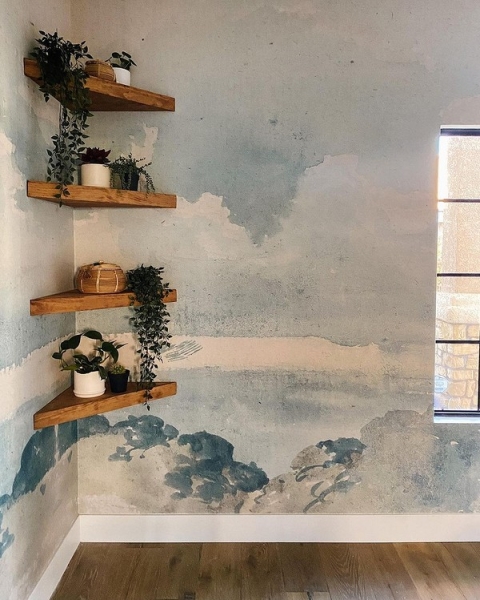 Полиці: акцент на деталях Відкриті полиці в сучасному інтер'єрі, дизайнерське рішення для візуального збільшення простору.