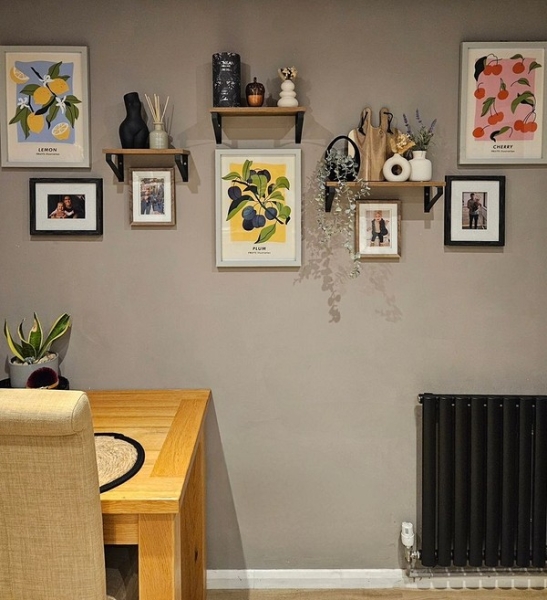 Полиці: більше ніж місце Сучасні відкриті полиці, що візуально розширюють простір у мінімалістичному стилі 2026.