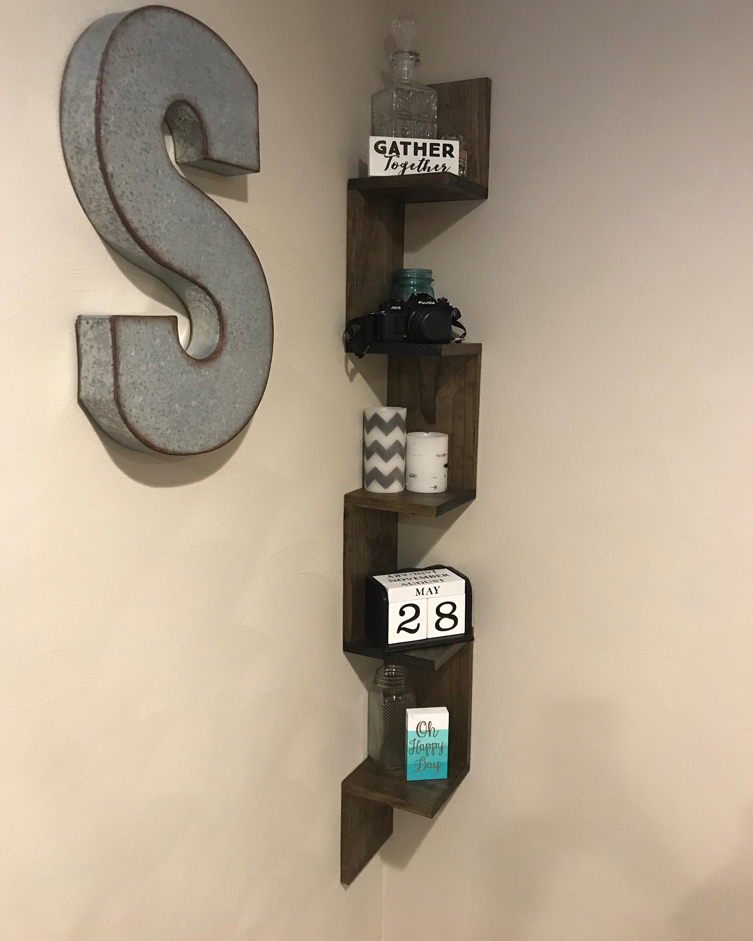 Полиця-зигзаг 2026 Кутова полиця-зигзаг в інтер'єрі, що дозволяє максимально використати простір у 2026 році.