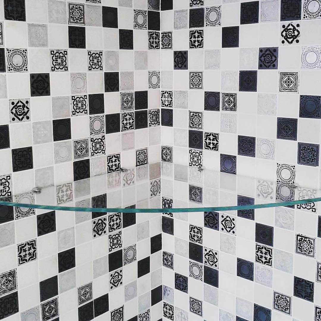 Полиця для ванної Кутова полиця для ванної кімнати, функціональний дизайн для оптимізації простору у 2026.