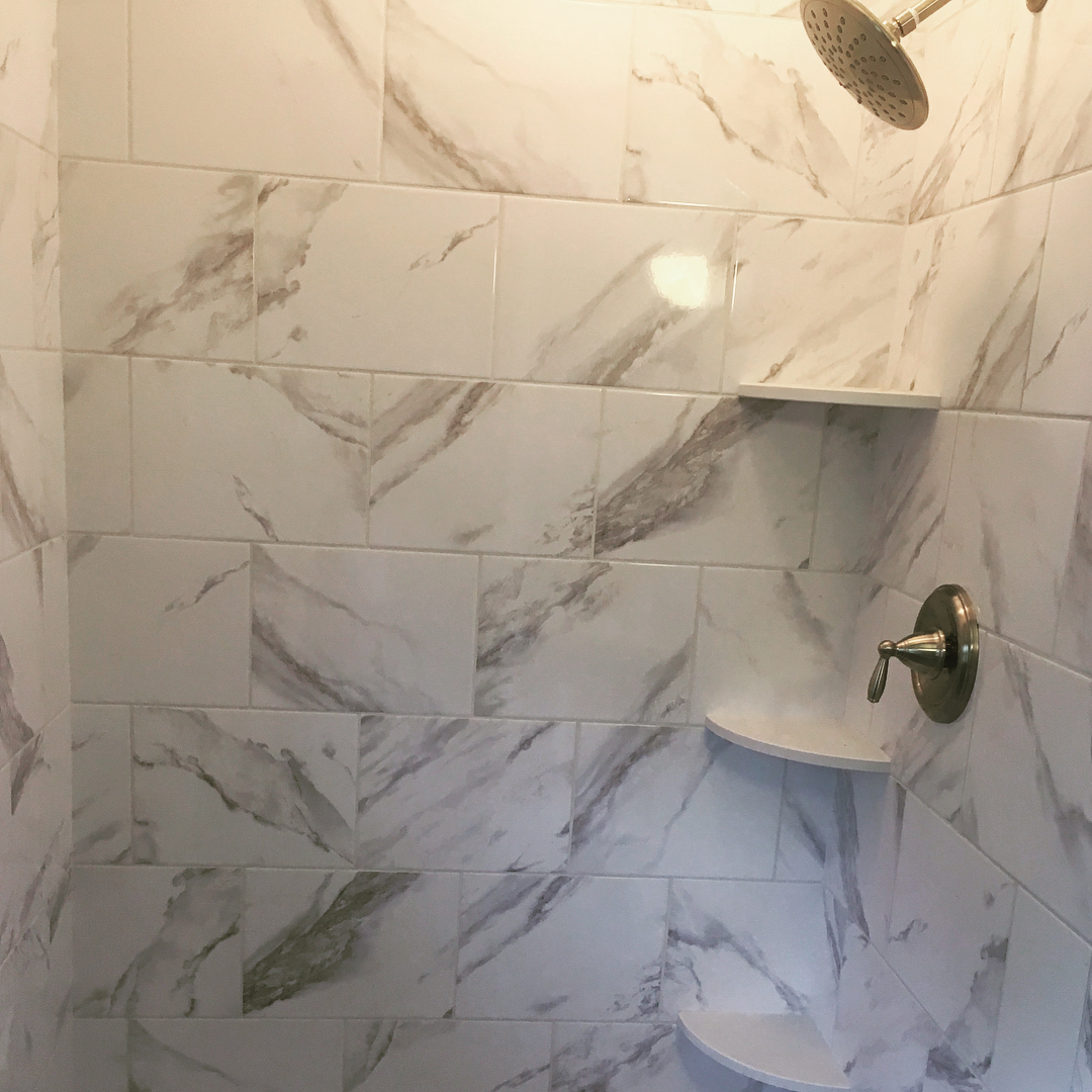 Полиця-невидимка Кутова полиця-невидимка для ванної кімнати, мінімалістичний дизайн для 2026.