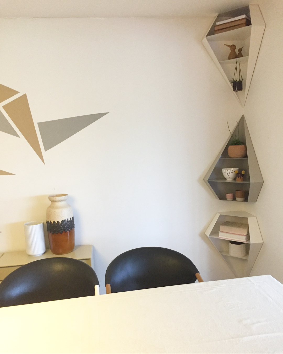 Полиця-діамант Елегантна кутова полиця у формі діаманта, чудовий вибір для сучасного декору у 2026.