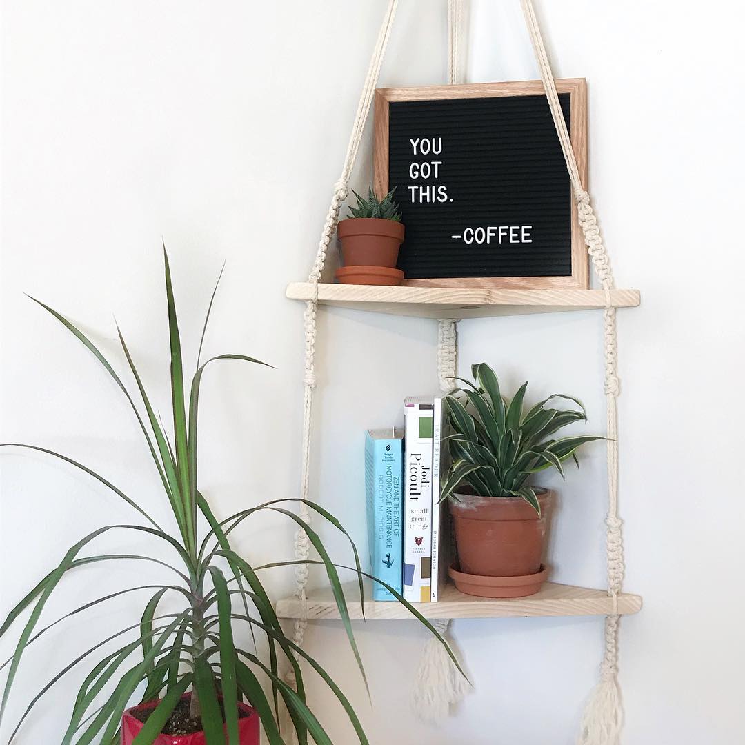 Макраме в інтер'єрі Кутова полиця в стилі макраме в інтер'єрі, популярний тренд декорування у 2026 році.