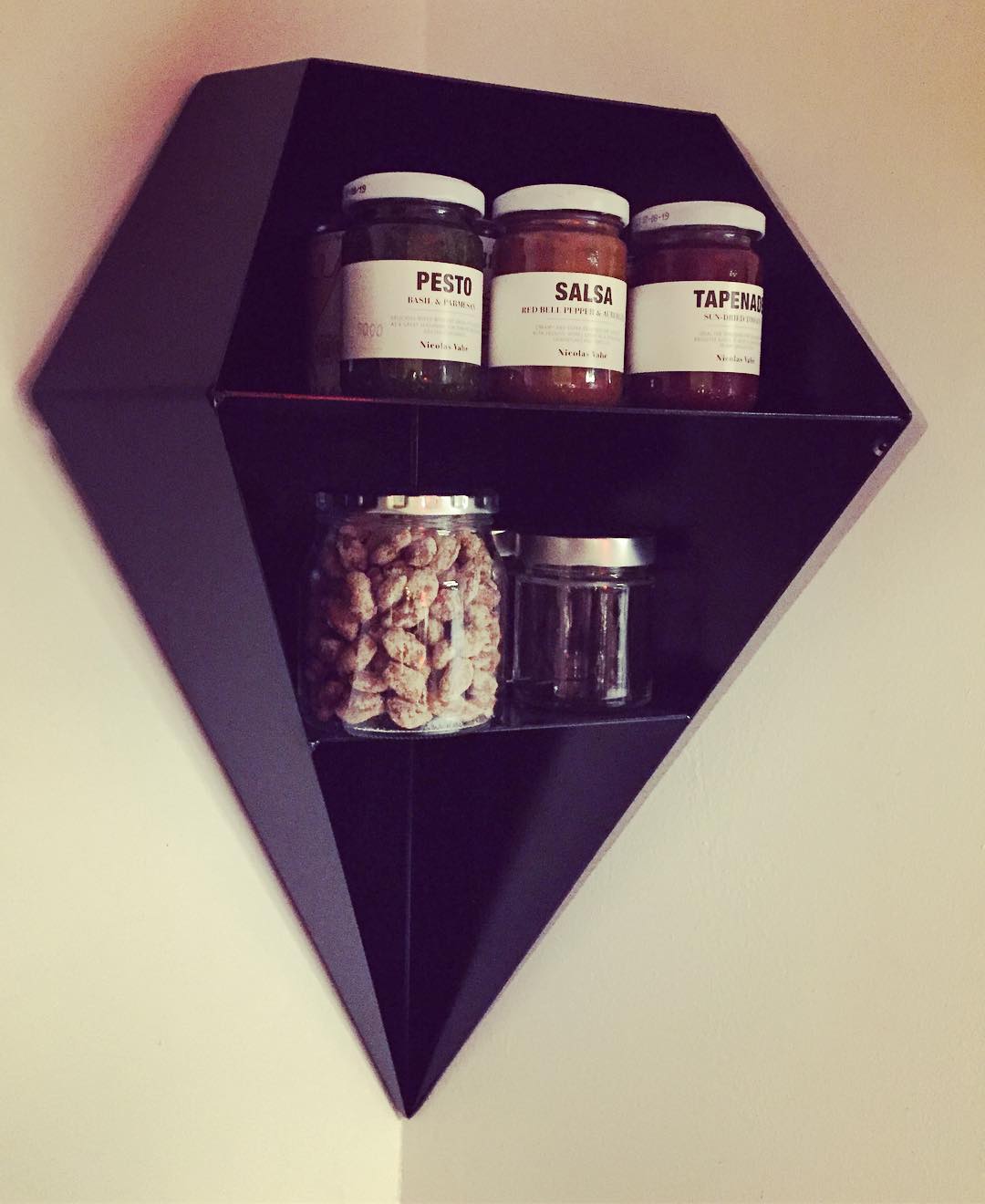 Діамантова кутова полиця Стильна кутова полиця у формі діаманта, оригінальне рішення для інтер'єру у 2026.