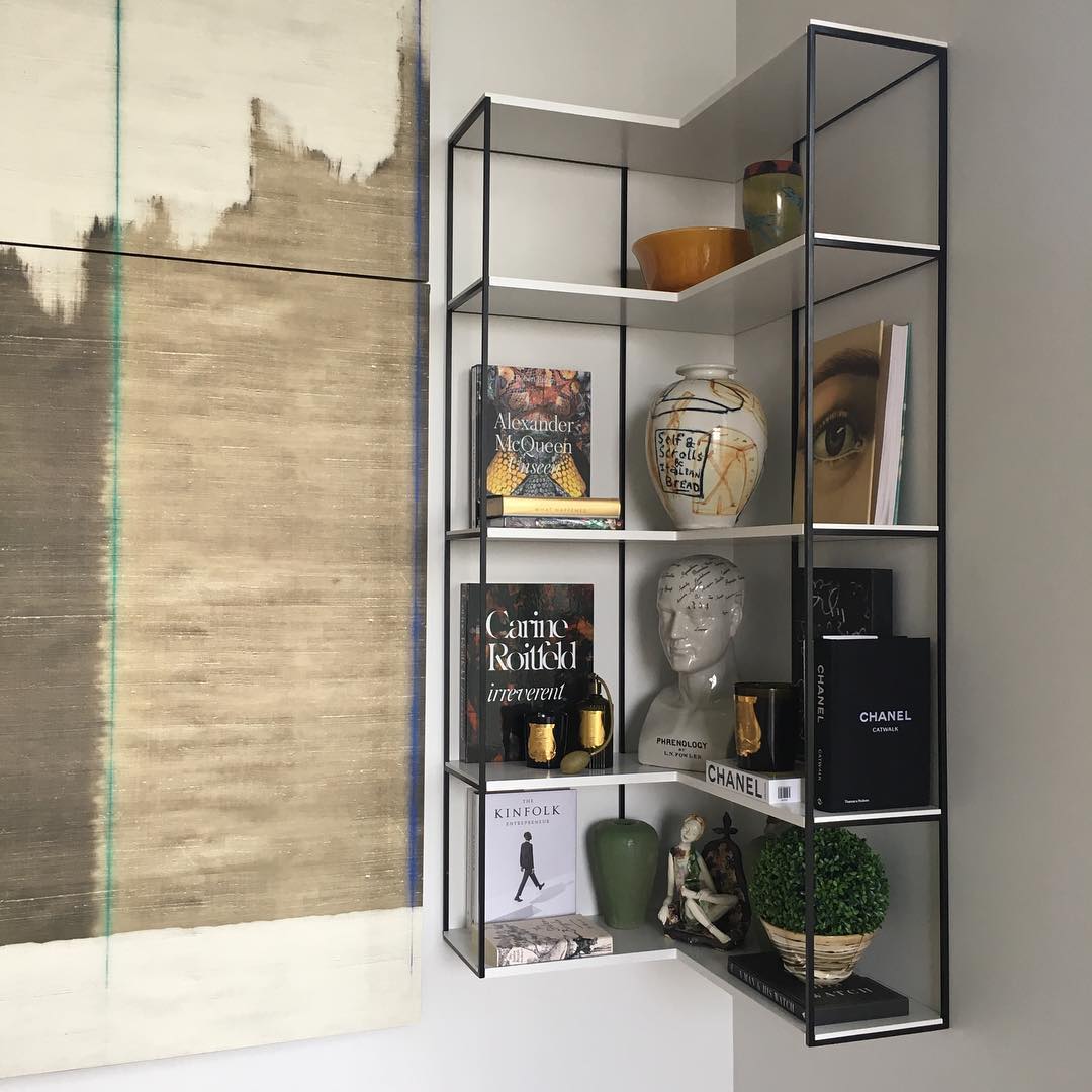 Кутовий міні-стелаж Кутовий міні-стелаж в інтер'єрі, практичне рішення для зберігання речей у 2026