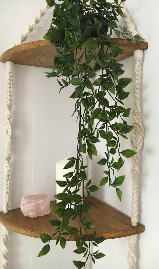 Полиця макраме кутова Кутова полиця з елементами макраме, тренд декору 2026 року, ручна робота.