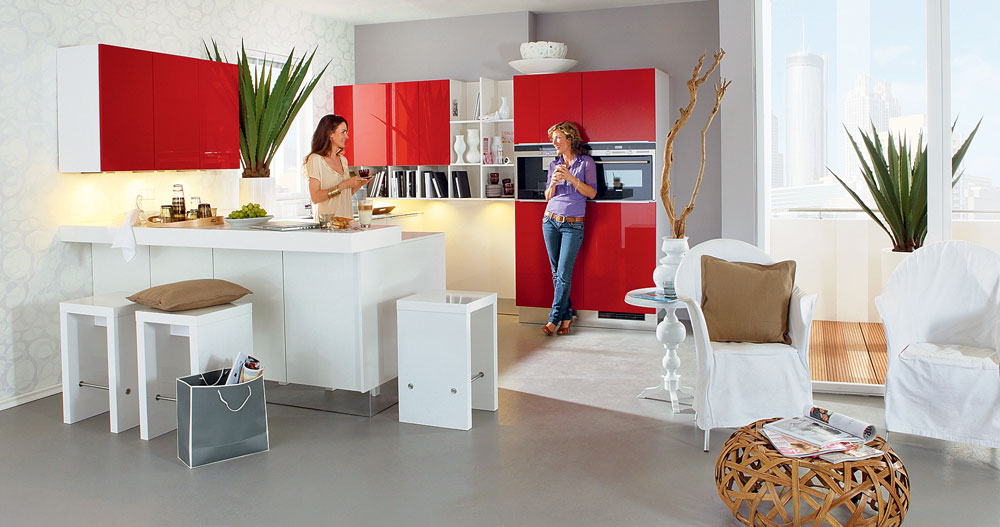 Дизайн та зручність Стильні кухонні шафи з акцентом на зручне відкривання дверцят для сучасного дизайну.