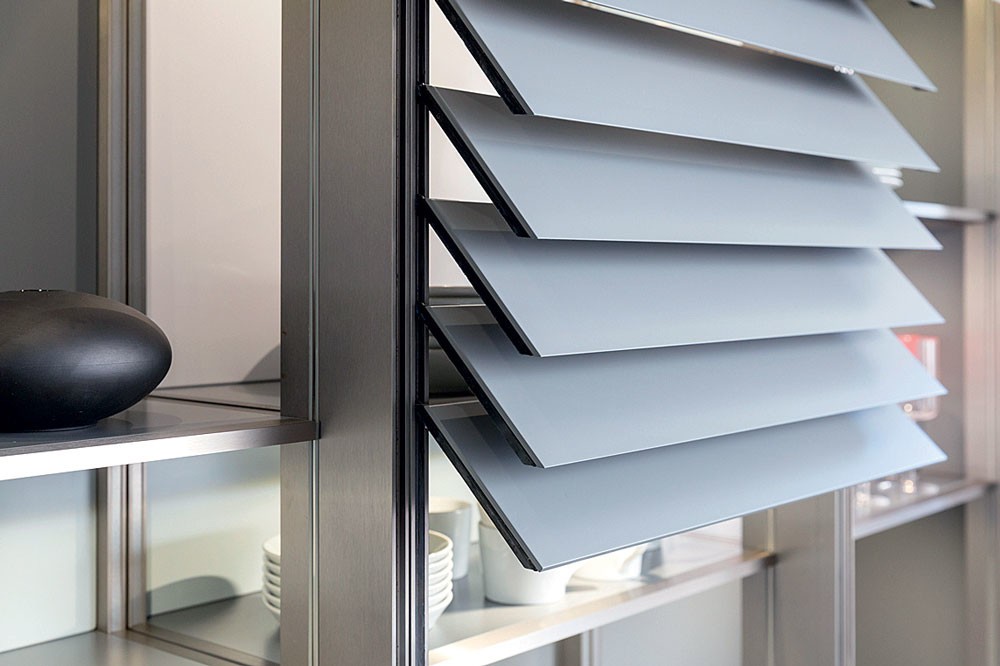 Кутові шафи Ефективні кутові кухонні шафи з механізмами, що полегшують доступ до вмісту.