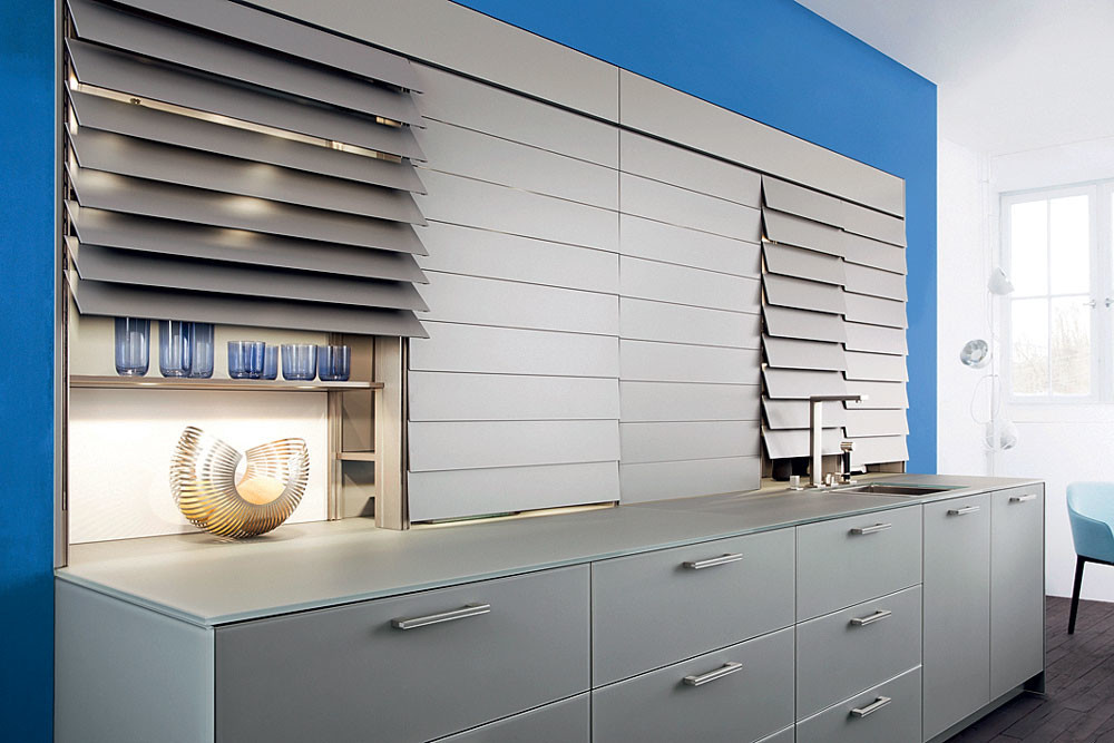 Вибір фурнітури Різноманітна фурнітура для кухонних шаф: підйомні механізми, петлі, направляючі системи.