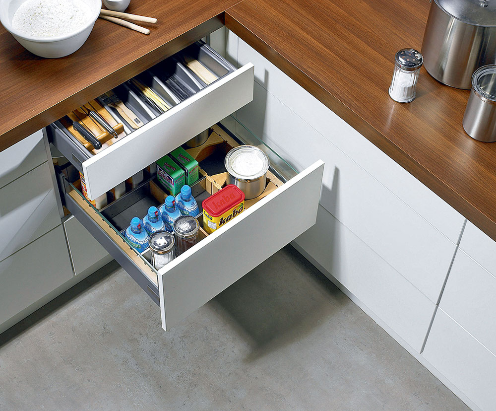 Кут 90: максимум простору Кухонні петлі 90 градусів: ефективне відкривання дверей для оптимального використання простору.