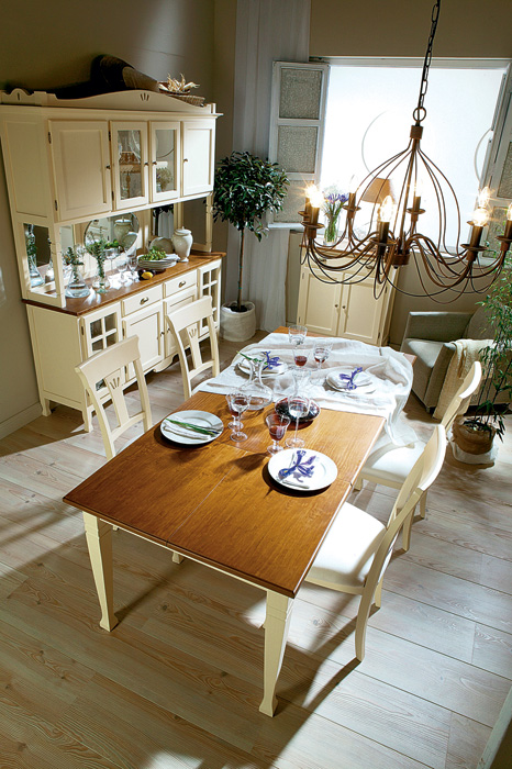 Святковий декор Різноманітний декор обіднього столу для створення святкової атмосфери в домі.