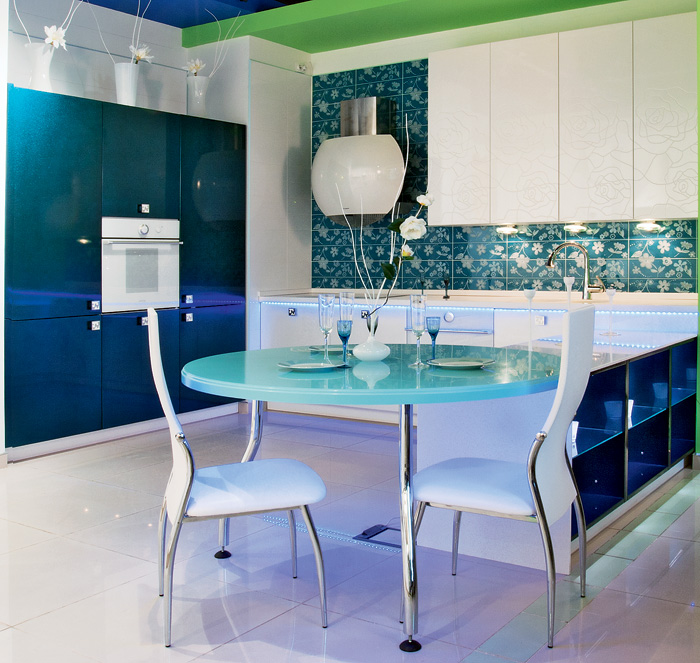 Святковий обід Елегантний обідній стіл, накритий для святкування, з вишуканим посудом.