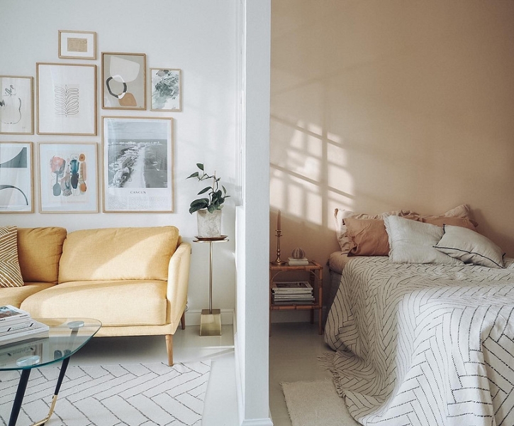 Жовтий диван і світло Жовтий диван у просторій кімнаті з великою кількістю природного світла.