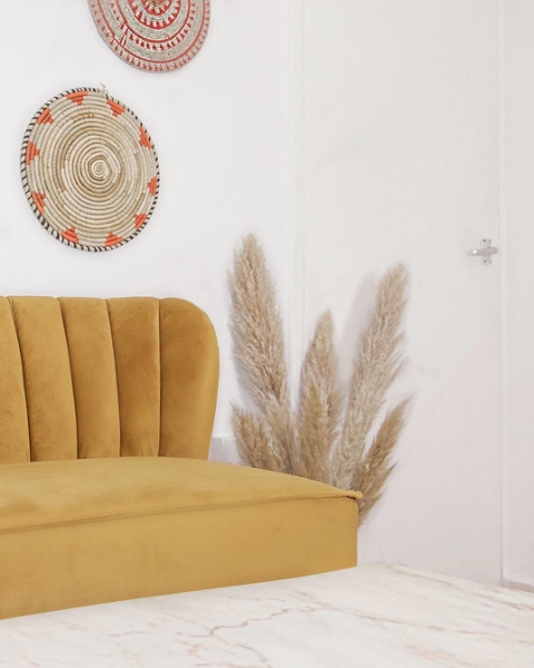 Маленький жовтий диванчик Невеликий жовтий диванчик на дерев'яних ніжках в скандинавському стилі.