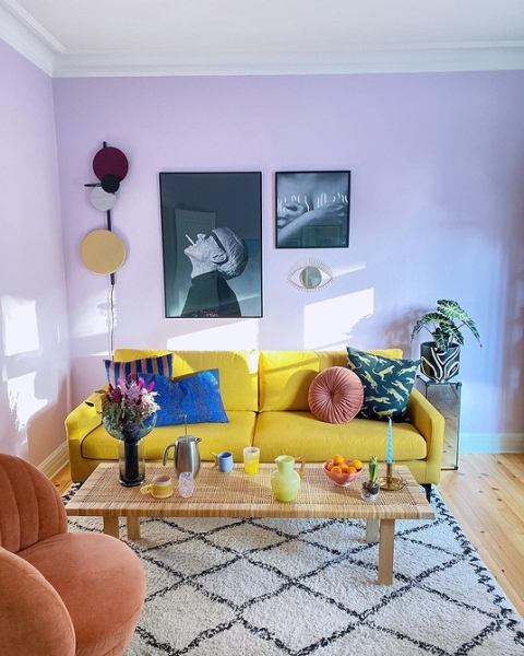 Жовтий диван в дизайні Жовтий диван в інтер'єрі з акцентною стіною та сучасним дизайном.