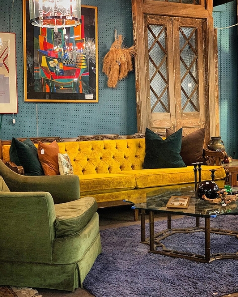 Жовтий шкіряний диван Яскраво-жовтий шкіряний диван у вітальні з великими вікнами для відпочинку.