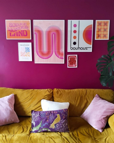 Жовтий диван з ніжками Жовтий диван з металевими ніжками в сучасному мінімалістичному інтер'єрі.