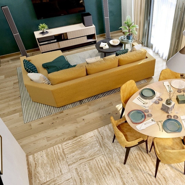 Жовтий і синій Жовтий диван у вітальні, гармонійно поєднаний з синіми шторами та килимом.