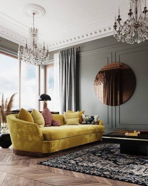 Жовтий диван для дому Невеликий жовтий диванчик у кімнаті з синіми акцентами для маленької вітальні.