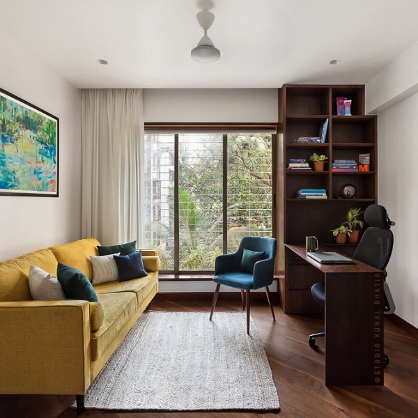 Розкладний жовтий диван Розкладний жовтий диван в невеликій квартирі-студії: функціональне рішення для економії простору.