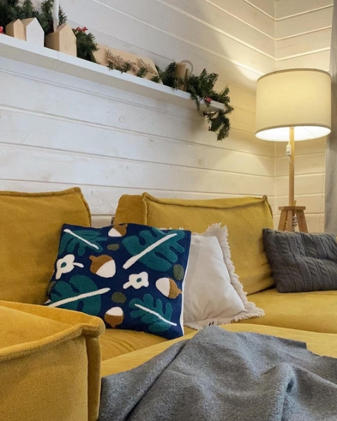 Жовтий диван і столик Сучасний дизайн вітальні з жовтим диваном та елегантним журнальним столиком.