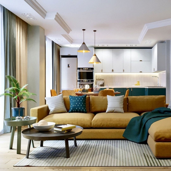 Жовтий диван в дитячій Двомісний жовтий диван у дитячій кімнаті з іграшками та яскравим декором.